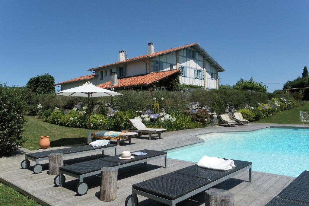 Les Volets Bleus Bed & Breakfast อาร์กองส์ ภายนอก รูปภาพ